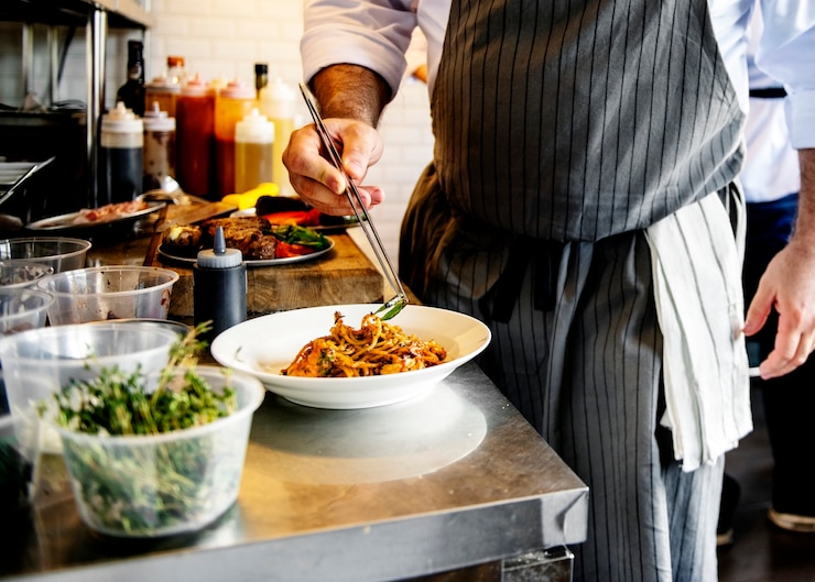 Foto chef-kok koken werken in de keuken