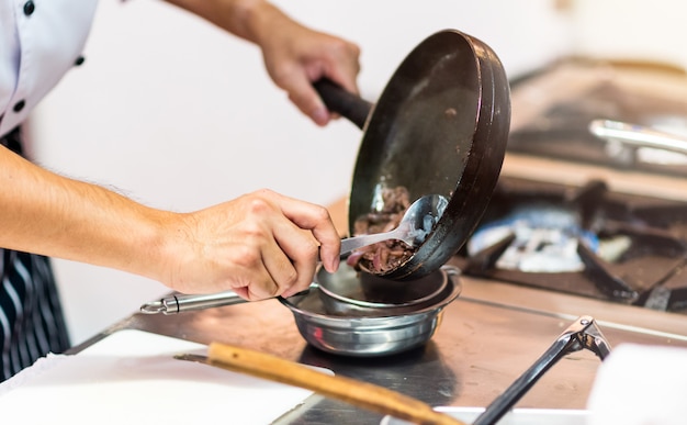 Chef-kok kokend voedsel in de keuken, Chef-kok die voedsel voorbereidt