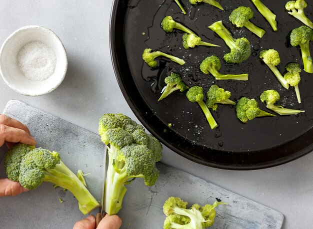 Chef-kok kookt broccoli