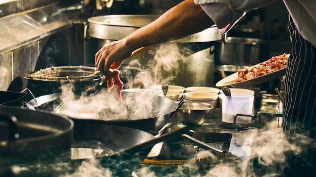 Foto chef-kok kookt rundvlees in de wok