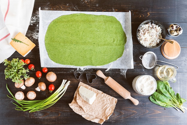 Chef-kok maakt stap voor stap groene ravioli in de vorm van een hart voor een feestelijk diner