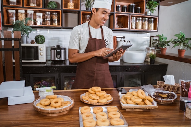 Chef-kok man die donuts in de keuken voorbereidt