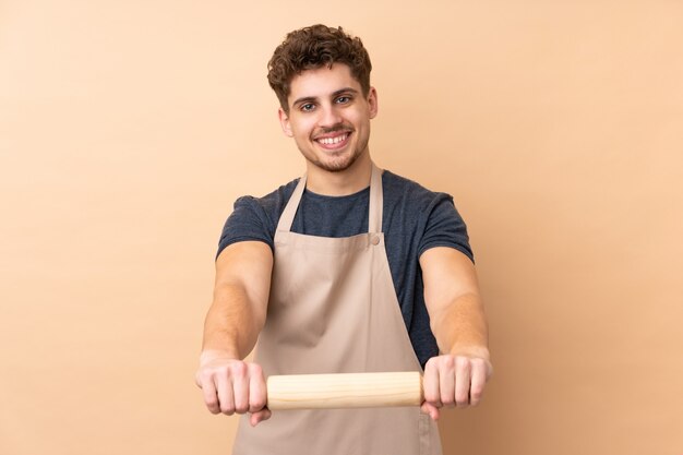 Chef-kok man op witte muur