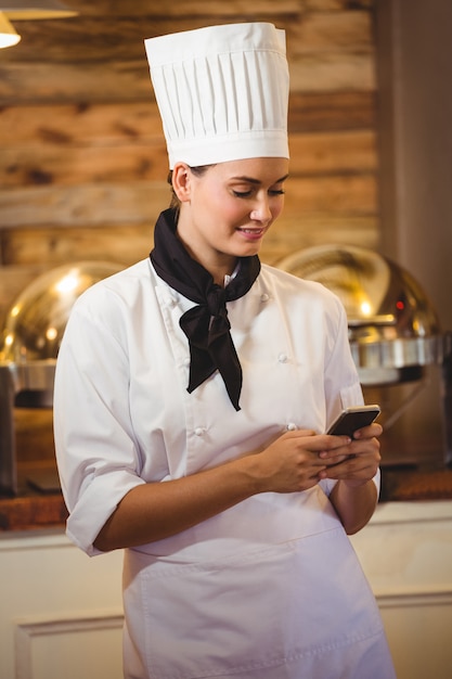 Chef-kok met behulp van een smartphone