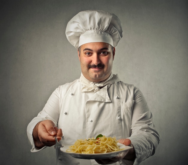 Chef-kok met een bord pasta