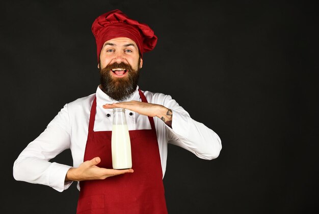 Chef-kok met milkshake of yoghurt Koken met een blij gezicht