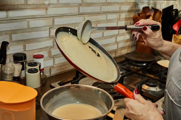 Chef-kok pannenkoeken van crepe suzette met cognac en citrussaus