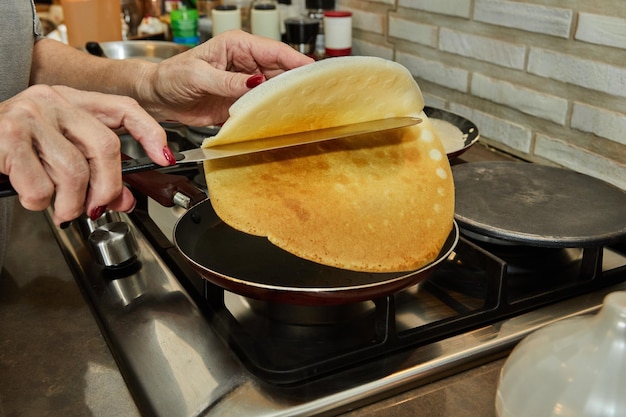 Chef-kok pannenkoeken van Crepe Suzette met cognac en citrussaus