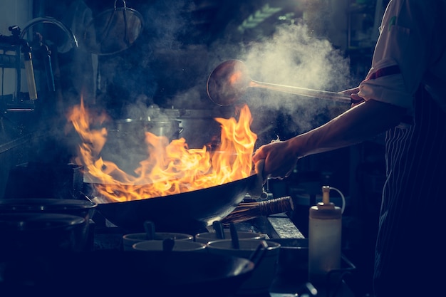 Chef-kok roert groenten