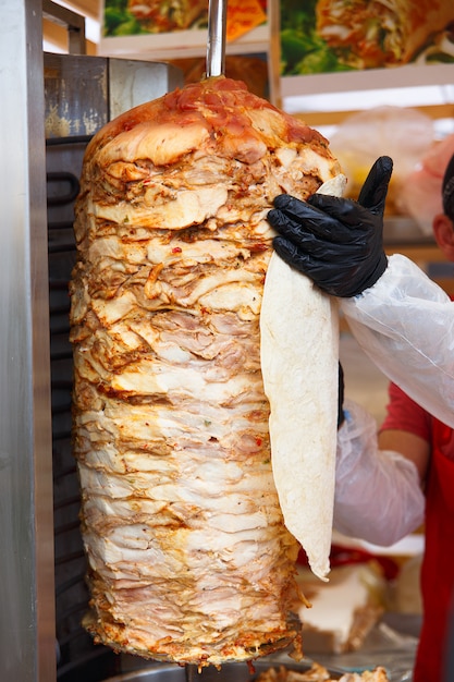 Chef-kok smeert pita brood