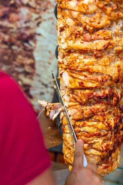 Chef-kok snijden met donermes Traditioneel Turks Doner Kebab-vlees