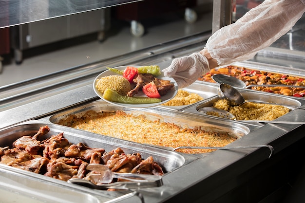 Chef-kok staat achter het volledige lunchstation