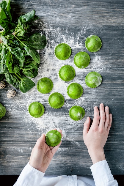 Chef-kok stap voor stap, het bereiden van een groene ravioli