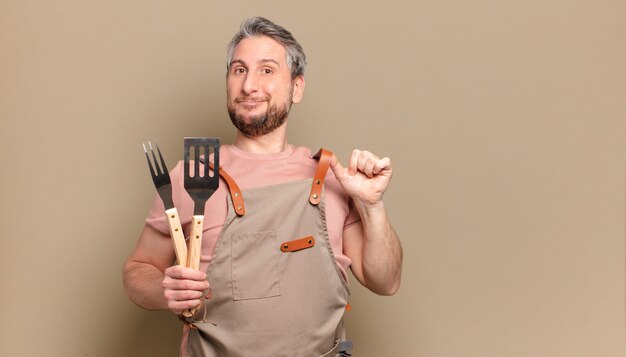 Chef-kok van middelbare leeftijd. barbecue concept