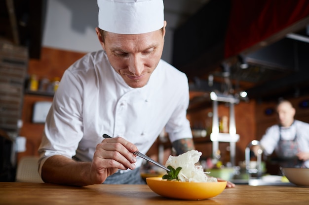 Chef-kok versieren gastronomische schotel