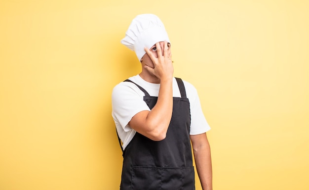 Foto chef-kok voelt zich verveeld, gefrustreerd en slaperig na een vermoeiende