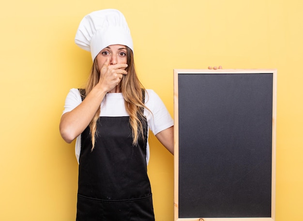 Chef-kok vrouw die mond bedekt met handen met een geschokt. schoolbord menu concept