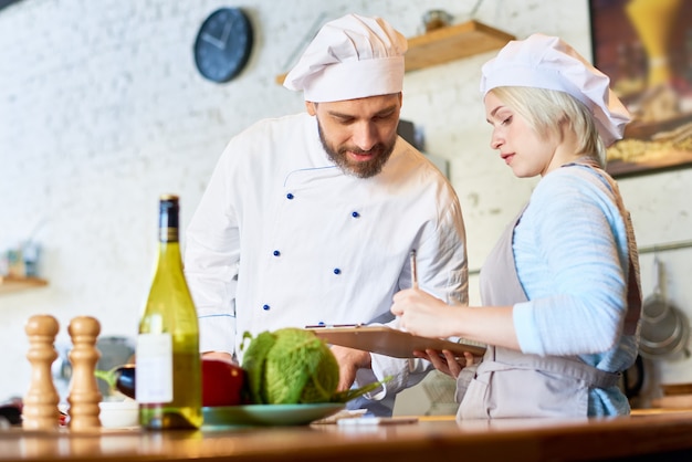 Chef-kok werken in Cafe keuken