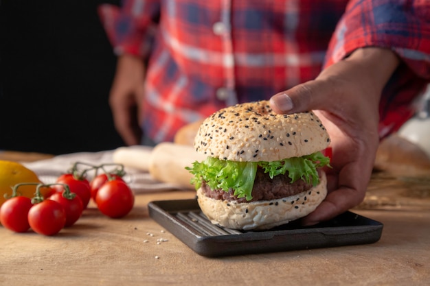 Chef-kok zelfgemaakte hamburger maken.