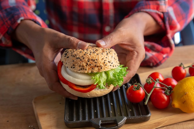 Foto chef-kok zelfgemaakte hamburger maken.