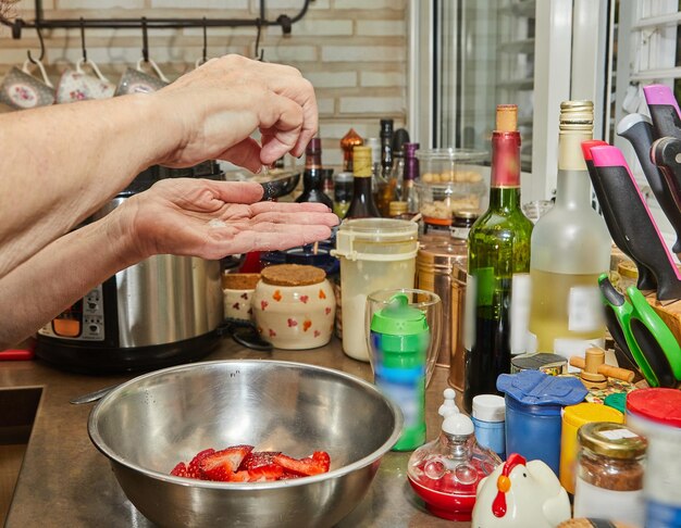 Chef-kok zout gesneden aardbeien als toetje in de thuiskeuken