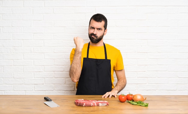 Chef-kokholding in een keuken met boos gebaar