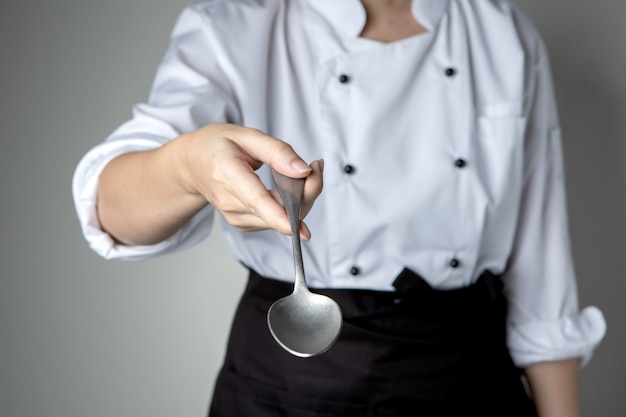 Foto chef-koklepel met de hand bereiden voedsel bereiden in keuken restaurant wil je heerlijk smaken