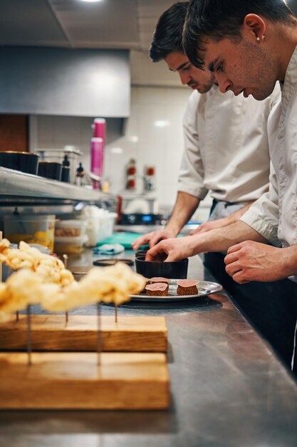 Chef-koks die in professionele keuken werken