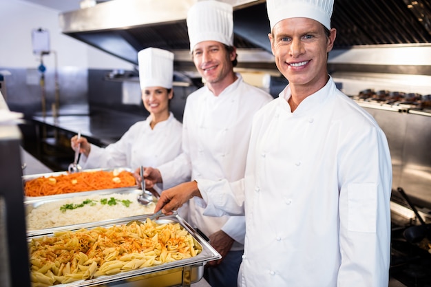 Chef-koks die zich bij dienende deegwaren bevinden