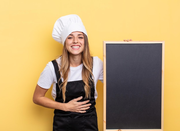 Chef-kokvrouw die hardop lacht om een of ander hilarisch grapbordmenuconcept