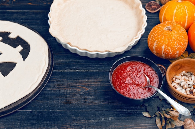 Chef kookt een taart voor Halloween met een vulling van pompoen-aardbeienjam en perziken