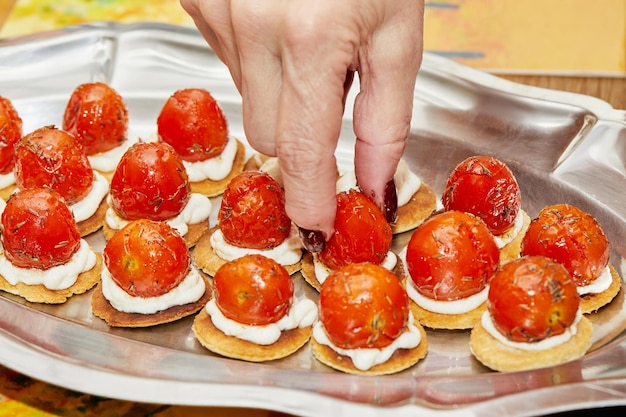 Chef legt cherrytomaatjes klaar voor Ricotta Starter op dienblad