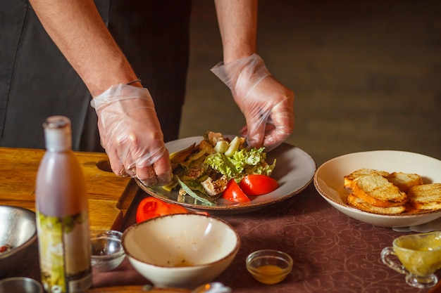 Chef maakt een heerlijke caesar salade.