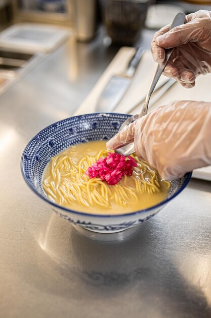 Foto chef maakt japanse ramen noedelsop.