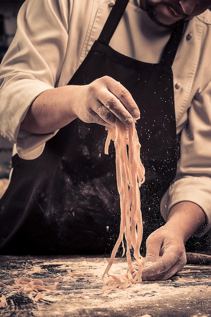 Foto lo chef prepara gli spaghetti freschi da zero
