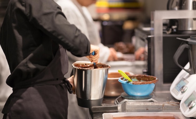 Photo chef making chocolate at confectionery shop