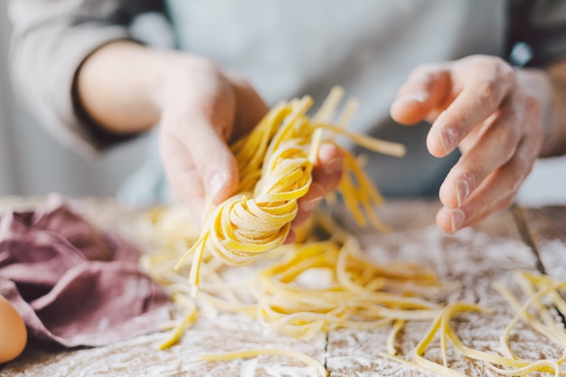 写真 新鮮なイタリアンパスタを作るシェフ