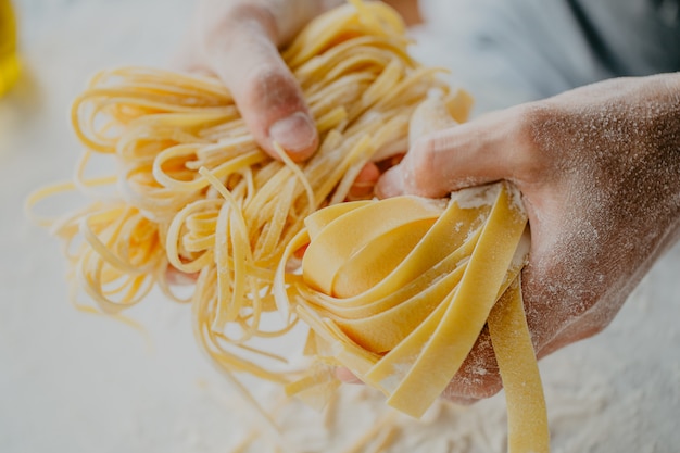 伝統的なイタリアの自家製パスタを作るシェフ