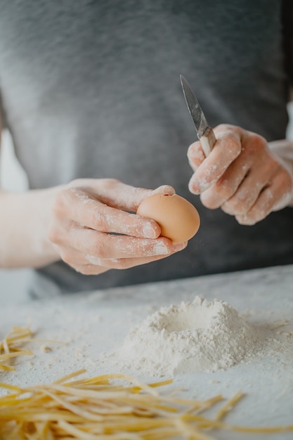 伝統的なイタリアの自家製パスタを作るシェフ