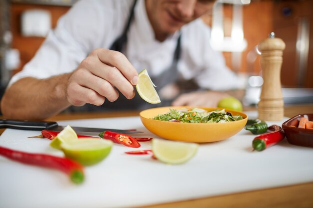 Foto primo piano di plating salad del cuoco unico