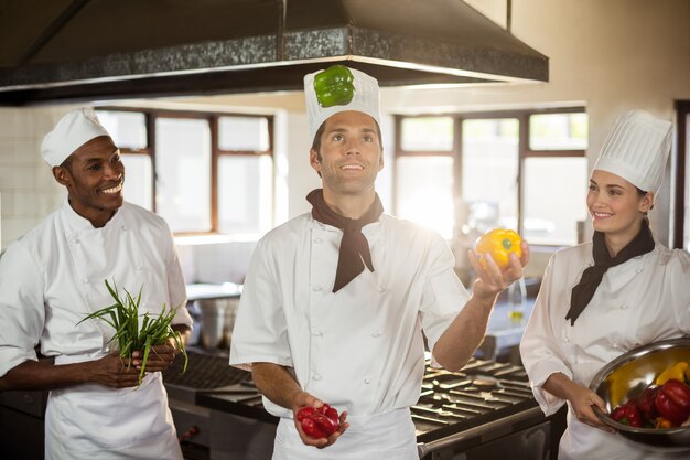 Photo chef playing with vegetables