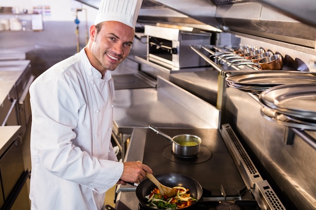 Chef prepara cibo in cucina