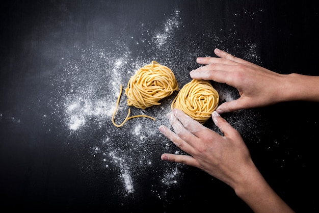 주방 카운터에 수 제 이탈리아어 tagliatelle 둥지를 준비하는 요리사