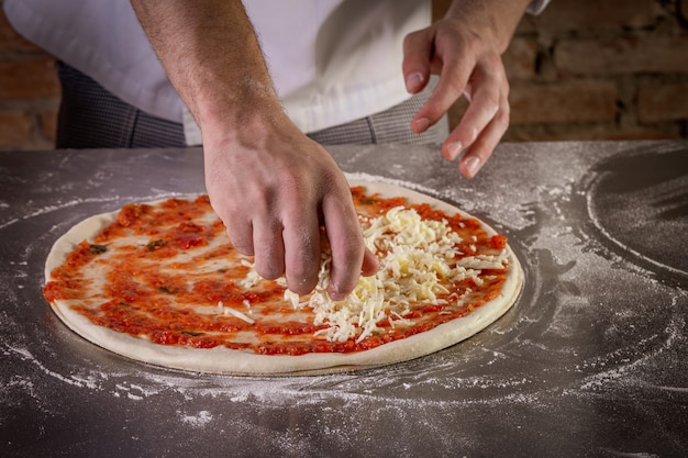 Foto chef prepara pasta per pizza italiana