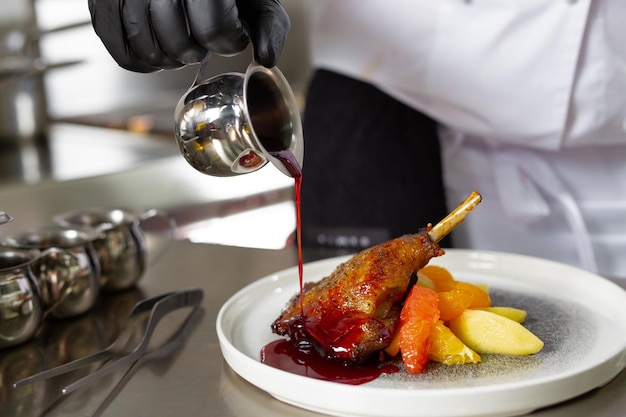 Foto chef che prepara ludo in un ristorante per gli ospiti