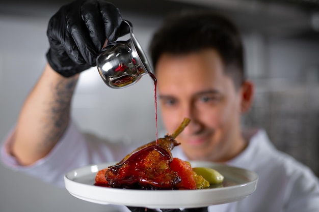 Foto chef che prepara ludo in un ristorante per gli ospiti