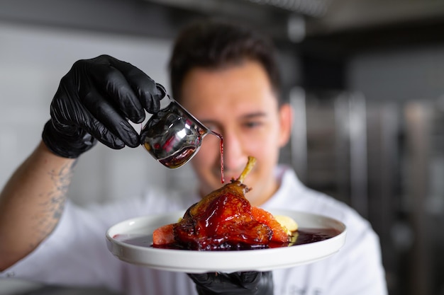 Foto chef che prepara ludo in un ristorante per gli ospiti