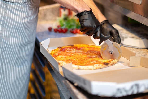 Foto chef che prepara la pizza nel panificio