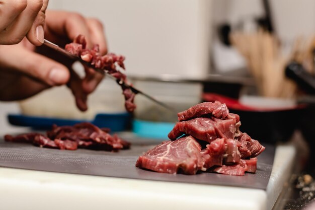 ステーキ・タータール (steak tartar) 40日間熟成した牛の肉を調理するシェフ