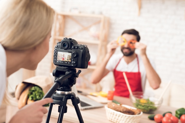 Lo chef prepara ingredienti alimentari per il programma culinario podcst.